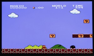 ↑ゲームの背景は黒いのが当たり前だった時代に、海のうろのブルーなど鮮やかな色使いのグラフィックは衝撃的だった。写真は1-1
