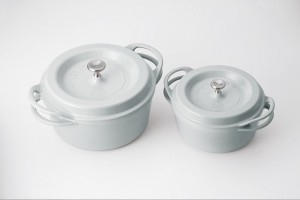 ↑ニューカラーの「ストーン」。灰色の中に淡い空色を混ぜた、繊細な色味が特徴だ。