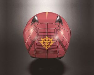 ↑後頭部にジオン公国軍のエンブレムがプリント。内部には、装着時にこもった湿気を放出するエアベンチレーションを2つ備えている