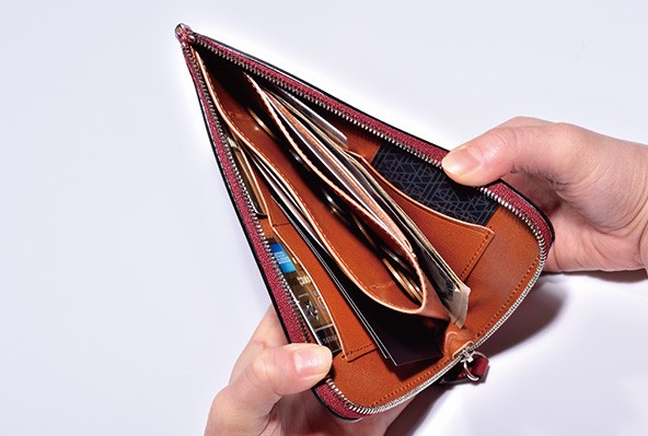 ↑縫い代を一辺にまとめることで、コードバンの丈夫さと美しさを生かしつつ、厚みを抑えることに成功しました。L字ファスナーで開閉しやすく、中身の視認性も確保しています