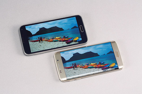 ↑上が前モデルのGalaxy S5。手前が最新モデルです