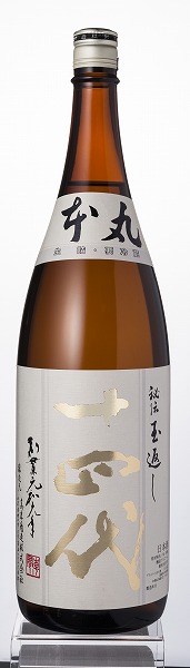 ↑十四代のスタンダード酒、「本丸」。1升で約2000円の低価格ながら、完璧なバランス、華やかな香りと、そのクオリティの高さには誰もが衝撃を受けるはず