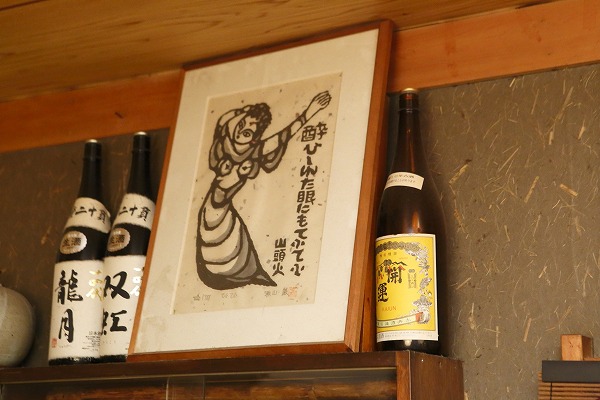 ↑棚の上に飾られた何気ない品にも歴史があるのが名店の証。右端に見える「開運」のビンは、地震の際に落下し、下にあった大きな壷を砕きながらも、ビンには傷がつかなかった。以来、「割れずの開運」として、縁起ものとして扱われるようになったという