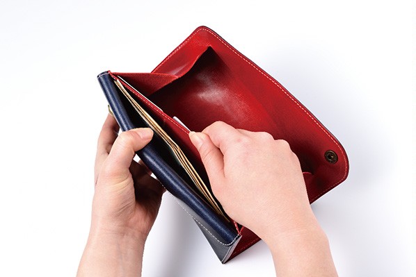 ↑表側のフラップを開けたところ。巨大な硬貨収納部のとなりに、紙幣収納部がレイアウトされています。このフラップを開けるだけで、使用頻度の高いカード、紙幣、硬貨を素早く出し入れ可能。紙幣の収納力も十二分です