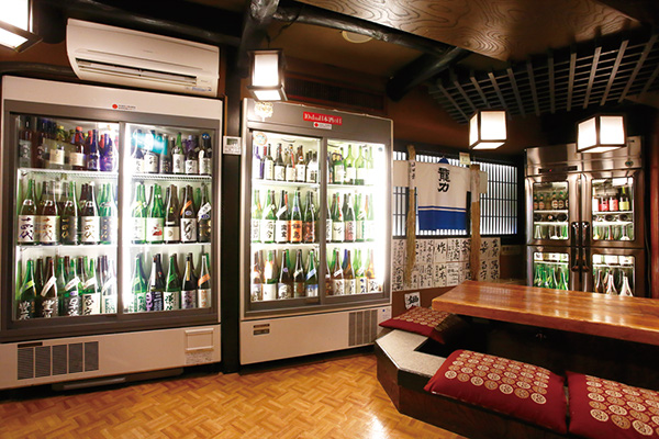↑日本酒居酒屋の大型冷蔵ケース。吟醸酒などの繊細な日本酒は、冷蔵保存が常識となっています