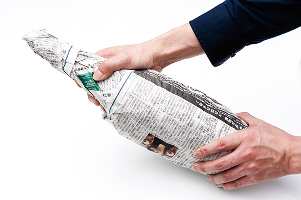 ↑酒瓶を新聞紙で隙間なく包んでから保管。酒蔵から出荷される段階で、新聞紙に包まれている酒もあります