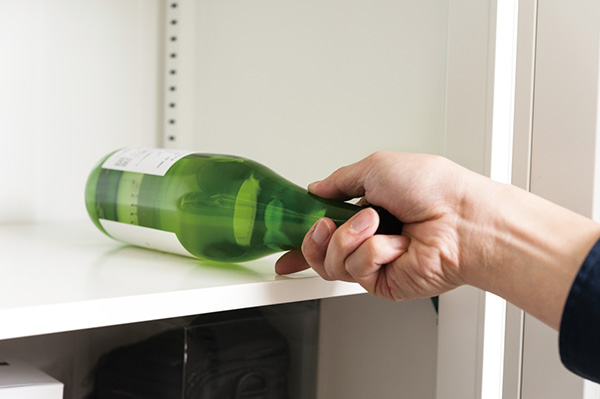 ↑酒便を横にすると、酒と空気が触れる面積が増えてしまうのでNG。酒が栓に触れて、腐食の原因になることもあります