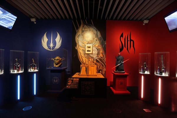 ダース・ベイダー卿がお出迎え！ 等身大のR2-D2も！ 「スター