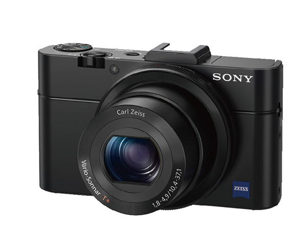 ↑2013年7月発売のRX100 Ⅱはマルチインターフェースシューを装備。EVFやマイク装着などの拡張性を向上させました