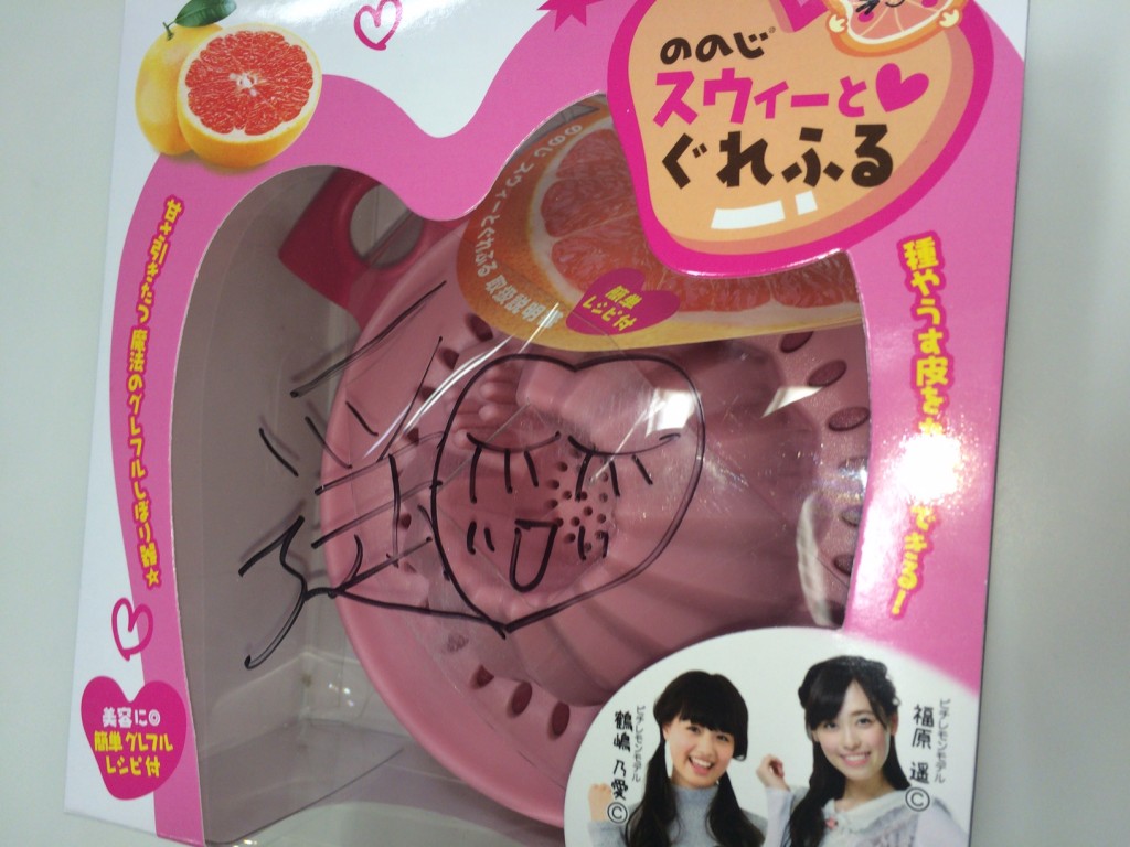 ↑製品本体の側面とパッケージに1か所ずつサイン!