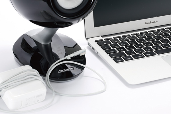 ↑じっくりと音楽鑑賞したいときは、PCからACケーブルを外してしまおう。誰にでも簡単にできる方法ですが、意外と大きな差になります