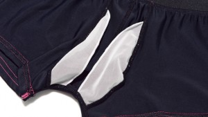 ↑股間の左右に「メッシュウイング」を配置。肌同士の不快な接触を防止してくれます。