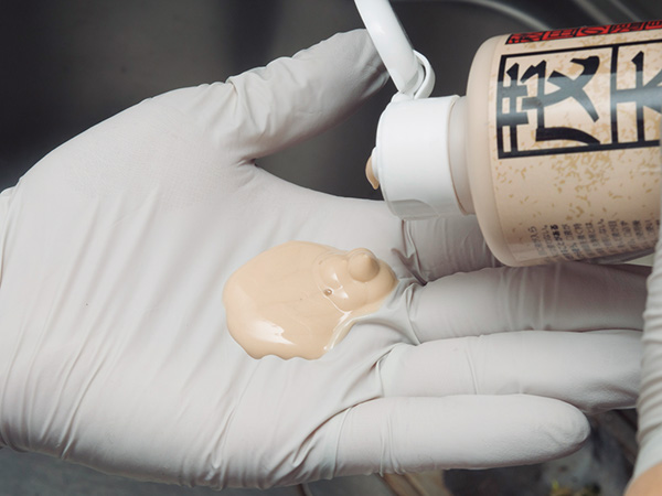 ↑粘度はやや高く、洗剤というよりクレンザーのよう。洗浄力が強いので、使用時はゴム手袋の着用が必須。ニオイもあるので、風呂場では換気しながらの作業がオススメです