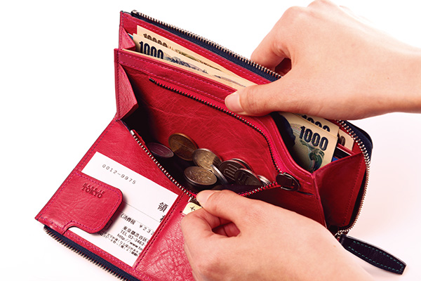 ↑大きく開き、出し入れしやすい硬貨収納部。マチがファスナーと重ならないよう工夫することで、全体の厚みを抑えています