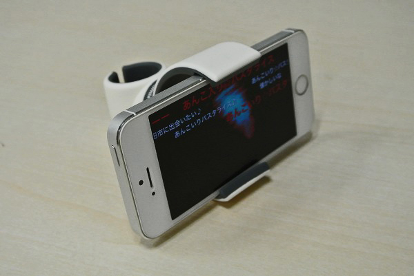 スマホ中毒者に朗報!?　超絶多用途な多機能スマホホルダーが登場！
