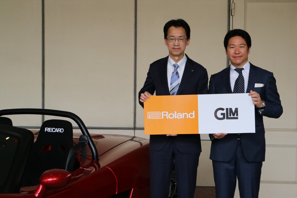 ↑フォトセッションに臨むGLM代表取締役社長 小間裕康さん(右)と、ローランド代表取締役社長、三木純一さん