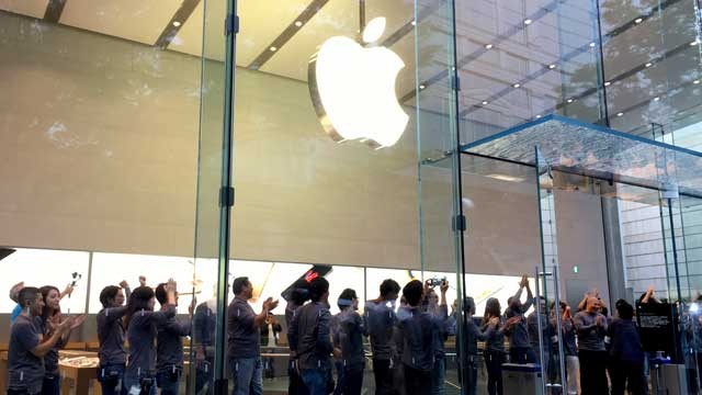 ↑Appleストア表参道店では、発売開始直前からカウントダウンが始まり、大きな盛り上がりを見せました