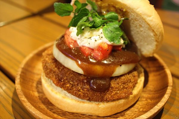【9/17本日発売】肉汁ジュワッ！　フレッシュネスバーガーの新作はあふれる肉汁が止まらない！
