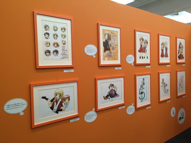 ↑「ひだまりスケッチ」のイラストや設定画とともに、先生のコメントが展示されています