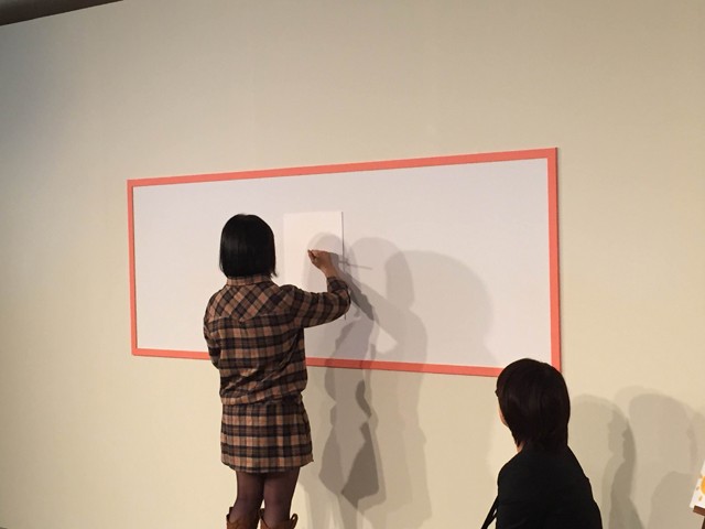 ↑まず紫の色鉛筆でアタリを書いてい