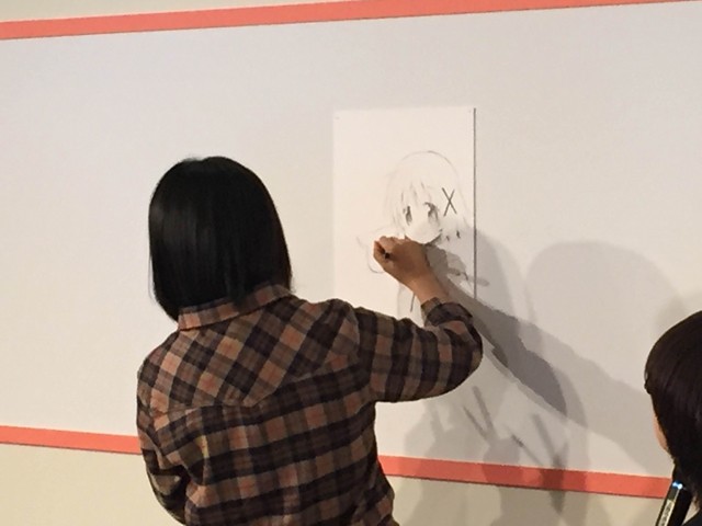 ↑描いているのは「ひだまりスケッチ」主人公ゆのと、「魔法少女まどか☆マギカ」のマスコット的存在のキュゥべえ。特にゆのは先生自身を投影したところもあり、思い入れの強いキャラクター、とのこと