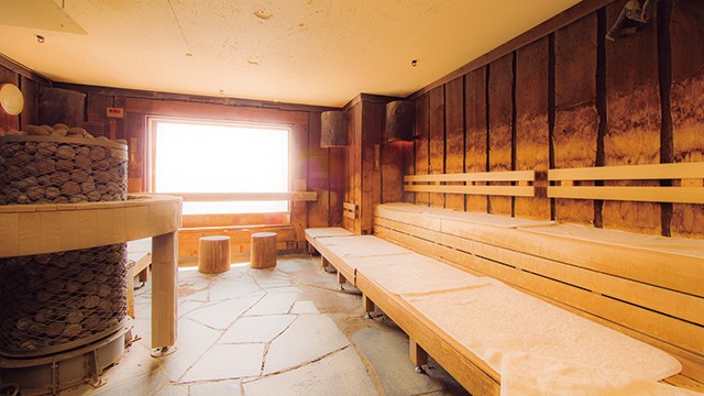  ベンチには熱伝導率の低い木材「アバチ」を使い、さらに床暖房も導入。これにより室温を均一にして身体への負担を軽減しています