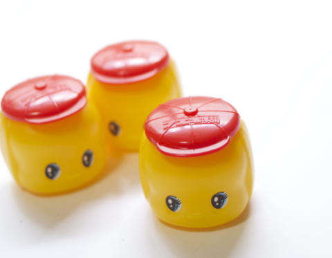 のり容器をキュートにキャラクター化。これぞ昭和文房具の遊び心です