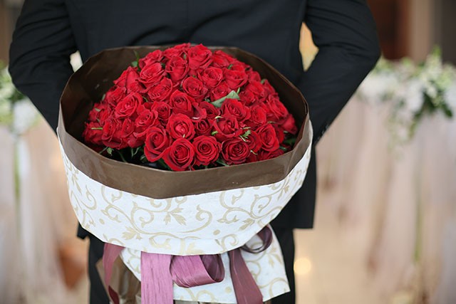 108本の薔薇の花束、花言葉は「結婚してください」