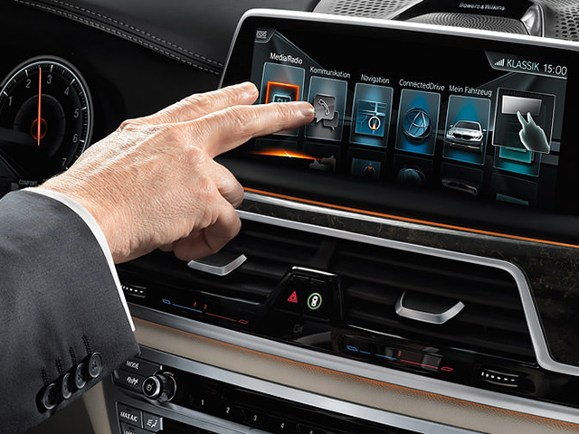 BMW 新型７シリーズはジェスチャーで操作＆リモコンで車体を遠隔操作できる！【10月29日発売】