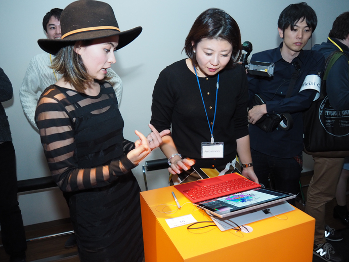 Tシャツ作成では、フランキーさんが、直々に作成方法の手ほどきをし、アンバサダーを喜ばせた