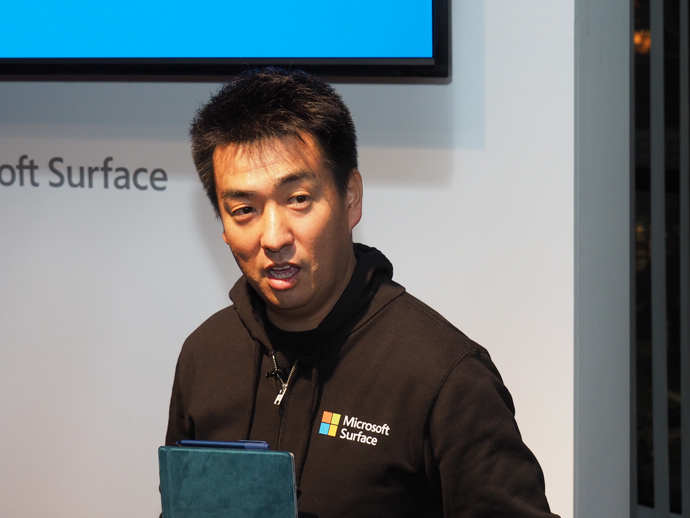 日本マイクロソフトの三野本部長。マイクロソフトとしては木曜日の出荷は始めてだったとのこと。「13日の金曜日はやめてくれ」との会社の要望により、前倒しになったとか