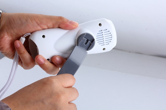 東日本大震災で活躍した手回し式充電器が全スマホ対応で超小型軽量＆手のひらサイズに！