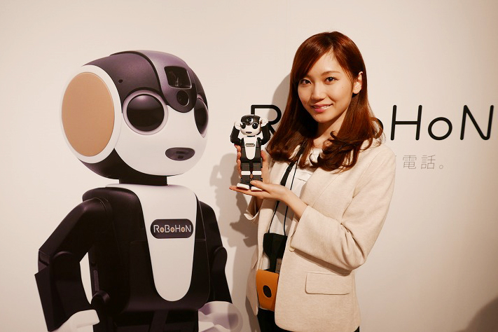踊れるロボット電話　シャープ「ロボホン」のレアな体験スペースを先行取材！