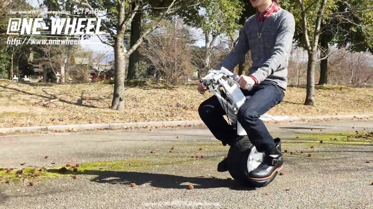 倒れない一輪車!?　未来感溢れる一輪バイクにワクワクが止まらない【動画】