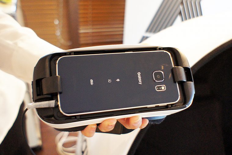 中にサムスンのスマホを装着し、ディスプレイをレンズで拡大して視聴する仕組み