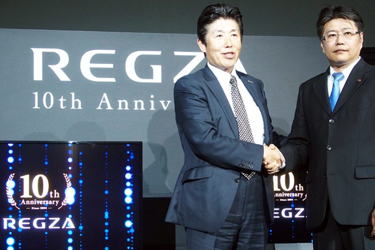 ↑東芝ライフスタイル取締役副社長・村沢氏(右)とNTTぷらら社長・坂東氏(左)