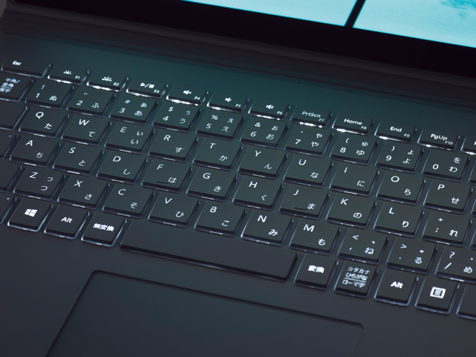 広々としたキーボード。バックライトを搭載しており、暗い場所でも使いやすいです