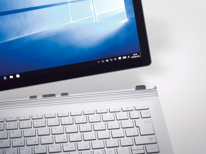 キーボードは分離ボタンの長押しで取り外せます。取り付けはカチッとはめるだけ