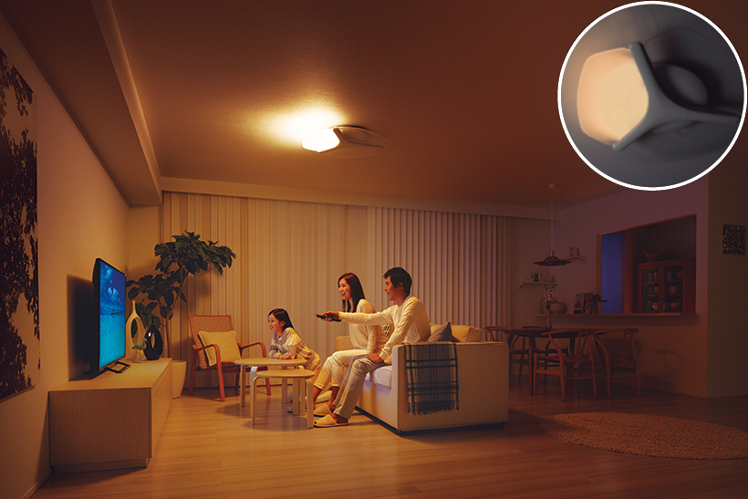 前方のみ点灯。画面とテレビ背面の明暗差を小さくして目の疲れを抑え、臨場感を演出します