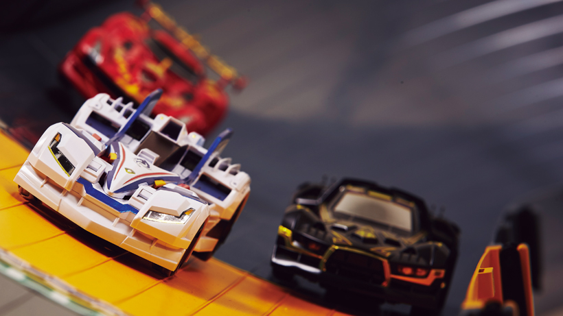 マシン同士がぶつかり合うレースにヒートアップ!