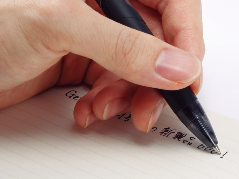 手が筆記跡に触れる左利き筆記も快適。インク汚れを気にする必要がありません