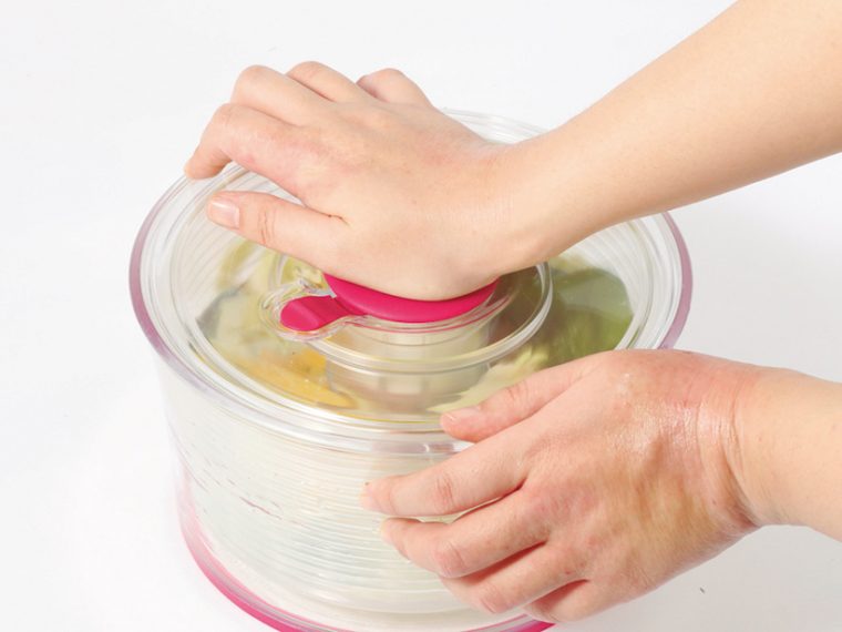 軽く押すだけでカゴが回転し、遠心力で水が切れる仕組みです。周囲に水が飛び散らないのも魅力