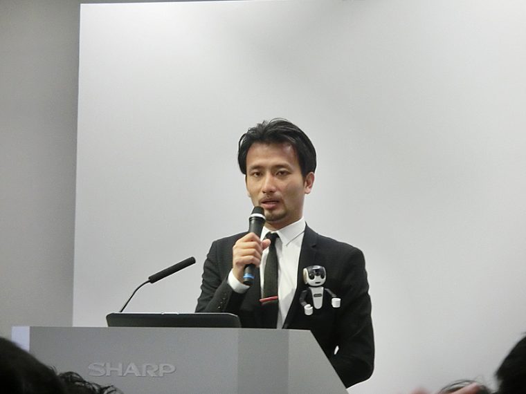 ↑ロボットクリエイターの高橋智隆氏。「ロビ」などの制作で知られています
