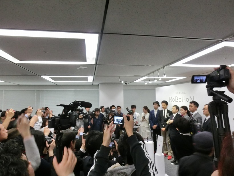 ↑フォトセッションの様子。報道陣が殺到しています
