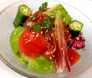 ↑地ダコとトマト、アボカド、旬野菜のトマト酢味噌和え