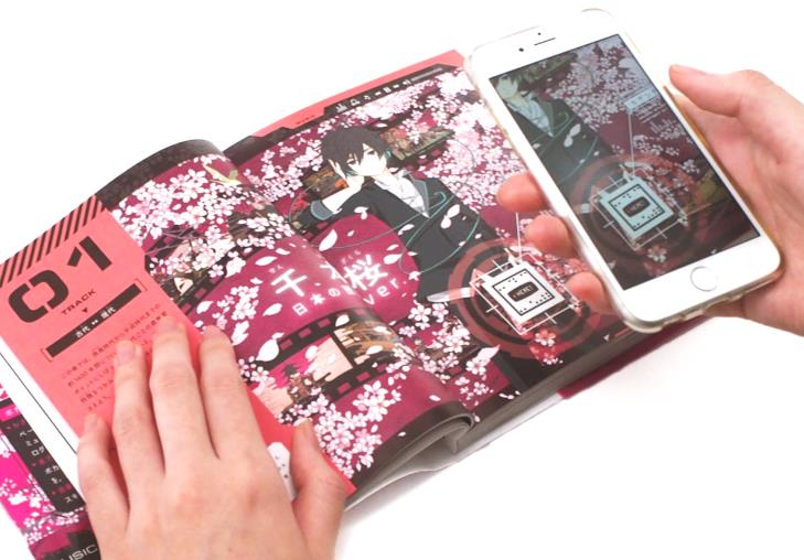 ↑スマホを参考書のページ上のマーカーにかざすと映像が再生されるしくみ。(マーカー認識アプリと連携。)スマホのほか、パソコンやタブレットでも視聴可能