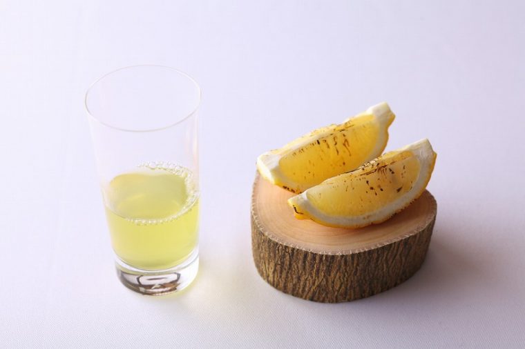 ↑【レモン（生口島シトラスファーム）、緑茶 レモンの枝、レモンの葉に乗せて】
