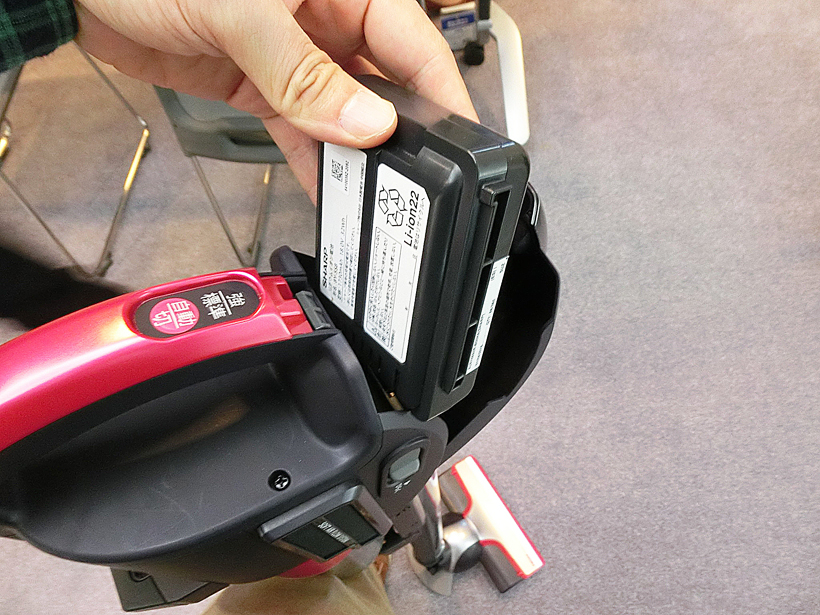 ↑バッテリーは、グリップの上部から取り出します
