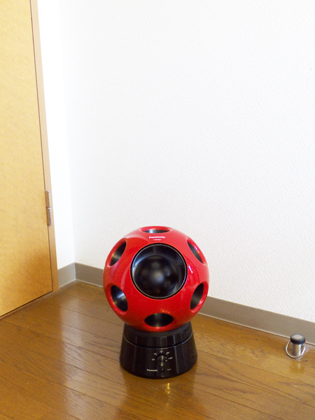 ↑エアコンがないほうの部屋に「Q」を設置してスイッチオン。そしてエアコン(冷房)もオンにしました