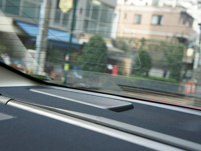 ↑リア部の中高域用スピーカー